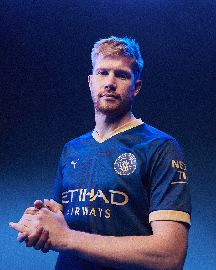 拓记：克林根争抢篮板后一瘸一拐走向替补席，赛前左小腿就有挫伤