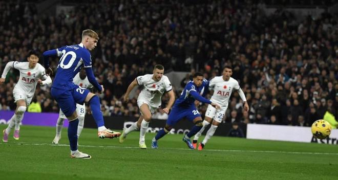 胖了？美媒晒浓眉训练图配文：浓眉的肚子从衣服里露出来了！