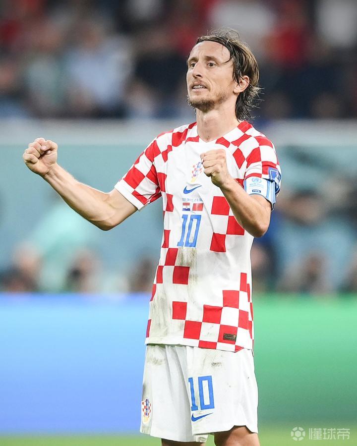 澳超战报：科斯格罗夫双响，九人奥克兰FC2-1惠灵顿凤凰