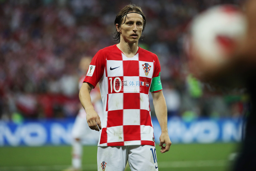 中超赛场争议判罚：VAR判罚引发讨论,